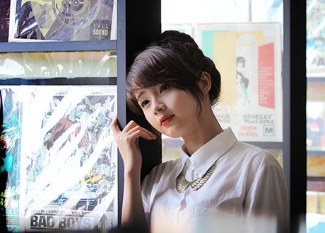 Với chiếc áo sơ-mi đơn điệu, cô bạn dùng vòng cổ kim loại lạ mắt để làm điểm nhấn