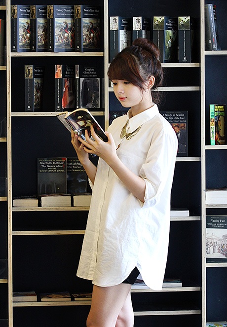 Lan Hương là tín đồ của mốt sơ-mi giấu quần đang rất hot hiện nay