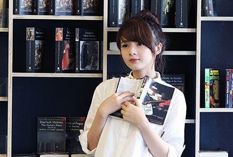 Với gương mặt xinh xắn như búp bê, cô được dân mạng khen ngợi rằng đẹp ở mọi góc chụp