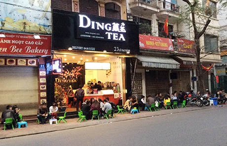 Người trẻ mang trào lưu trà sữa quay trở lại Việt Nam - 1 Cửa hàng Ding Tea trên phố Lê Đại Hành luôn đông khách, đặc biệt là vào những ngày cuối tuần