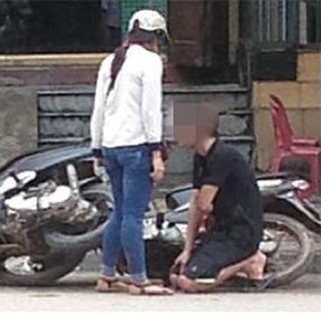 Hình ảnh chàng trai quỳ gối trên phố đông người (Ảnh: Facbook)