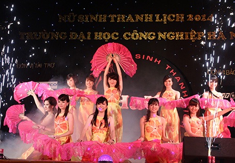 Mở đầu đêm thi là màn múa hoành tráng với sự góp mặt của 10 thí sinh