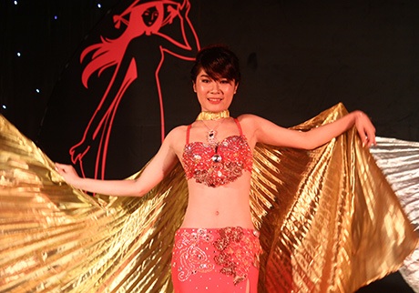 Nguyễn Hồng Duyên trình diễn belly dance
