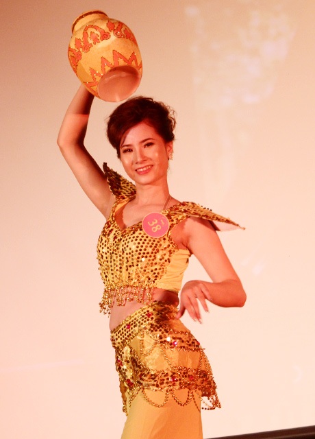 Lê Thị Khanh kết hợp múa vũ khúc đêm trăng và sóng đàn Hà Nội