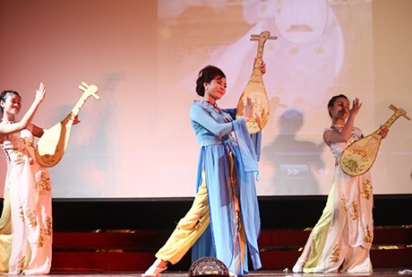 Lê Thị Khanh kết hợp múa vũ khúc đêm trăng và sóng đàn Hà Nội