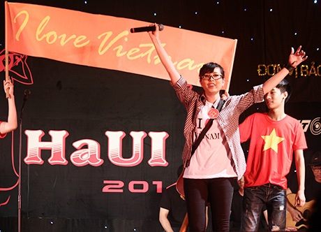 Slogan I love Vietnam xuất hiện trong tiết mục hát và chơi guitar 