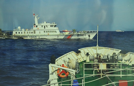 Tàu hải cảnh Trung Quốc chắn ngang đường đi của tàu kiểm ngư Việt Nam (Ảnh: Mai Thanh Hải)