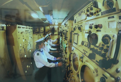 Bên trong tàu Việt Nam