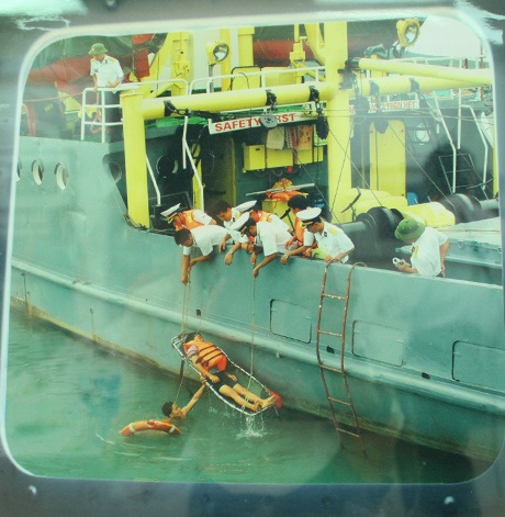 Diễn tập cứu hộ, cứu nạn trên biển (hải quân Phú Quốc) (Ảnh: Nguyễn Thanh Dũng)