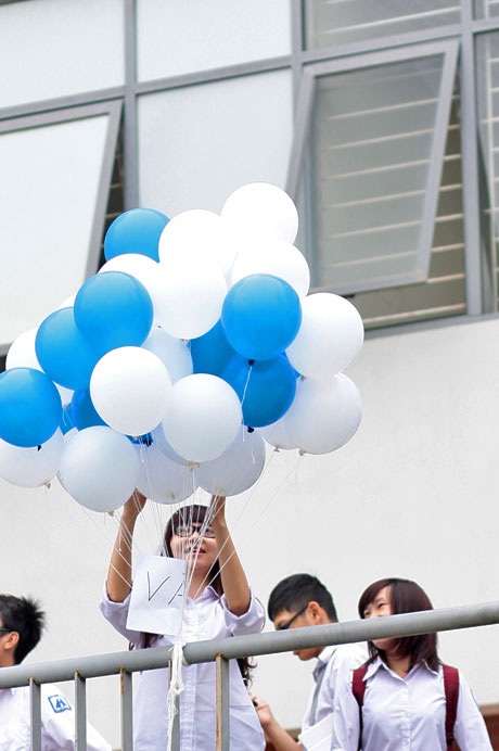 Hết tiết học thứ 3, các Amser ùa ra sảnh để “chăm sóc” chùm bóng bay của lớp mình