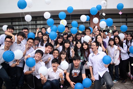 Lớp 12 Anh 2 thể hiện tinh thần đoàn kết