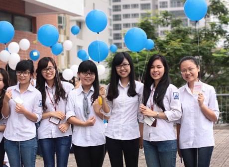 Các nữ sinh tươi cười rạng rỡ