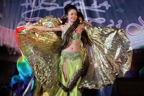 Trần Liên Hương với tiết mục bellydance cùng trăn