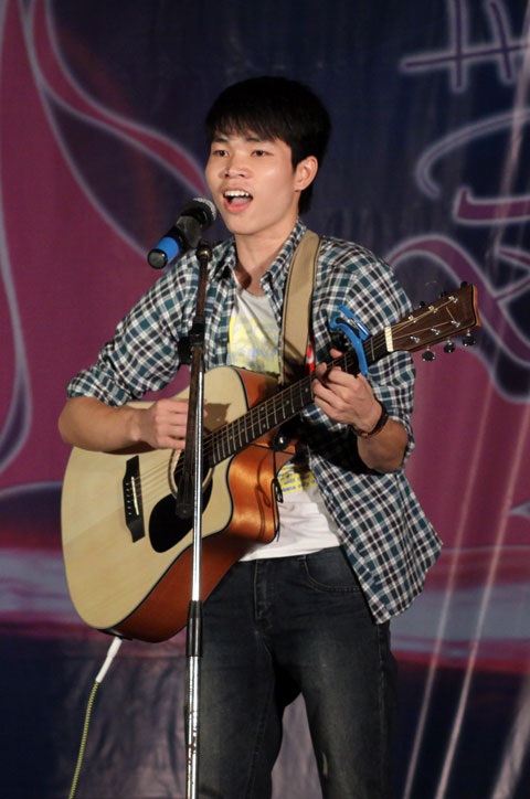 Văn Quý đàn và hát