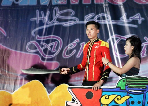 Màn vũ đạo độc đáo với dải băng bịt mắt của Bùi Bảo Trang