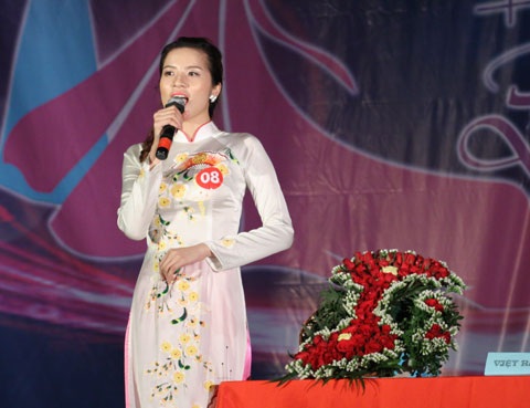 Hồ Diệu Linh thể hiện tài cắm hoa với tác phẩm Việt Nam Gấm hoa