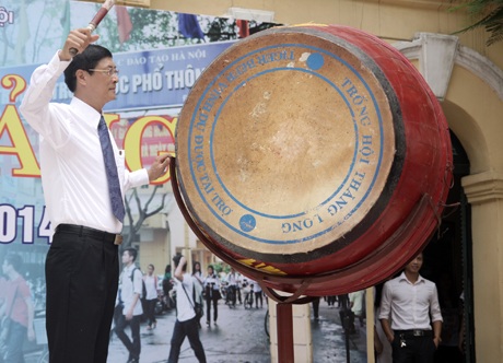 Tiếng trống bế giảng thiêng liêng của thầy hiệu trưởng trường THPT Việt Đức