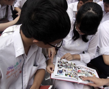Sau lễ bế giảng, học trò trao nhau tập lưu bút