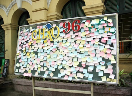 Tấm bảng với những lời nhắn gửi thầy cô, bạn bè và mái trường