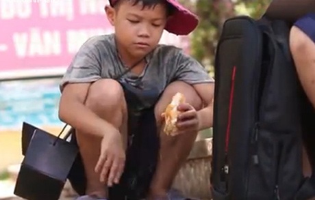 Cậu bé đánh giày ước mơ có một mái ấm