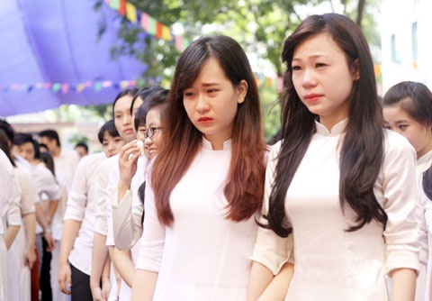 Các nữ sinh không cầm được nước mắt