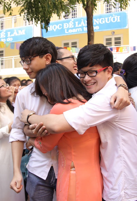 Học trò ôm chặt cô giáo