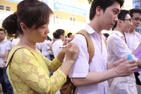 Cô chủ nhiệm viết lưu bút trên áo tặng học trò