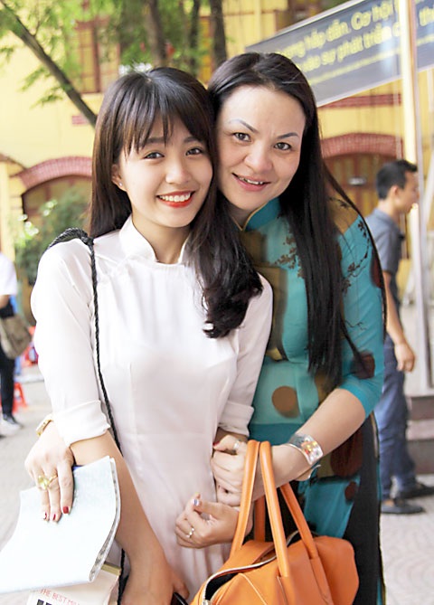 Cô bạn Mẫn Tiên xinh xắn chụp ảnh cùng cô giáo chủ nhiệm