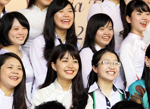 Cô bạn Mẫn Tiên xinh xắn chụp ảnh cùng cô giáo chủ nhiệm