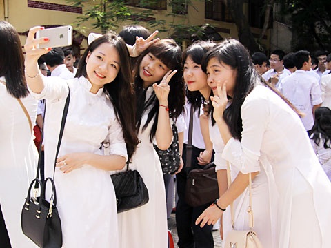 Những bức ảnh chụp vội, lưu giữ kỉ niệm một thời áo trắng đến trường