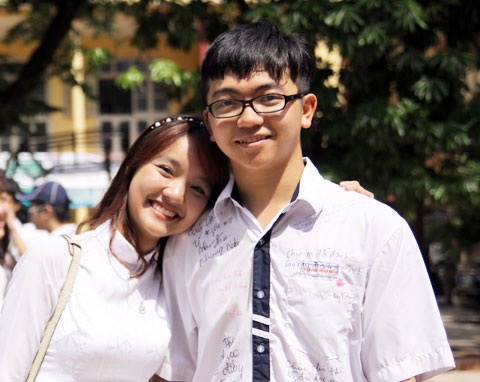 Bạn bè lưu luyến ngày chia tay