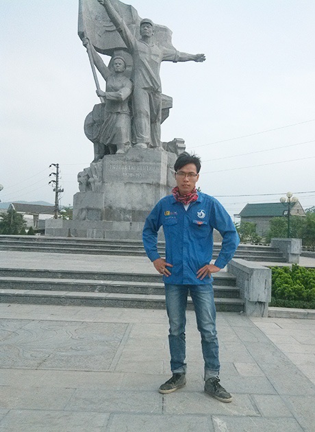 Khiêm chụp ảnh trước tượng đài ở chân cầu Bến Thuỷ, Nghệ An