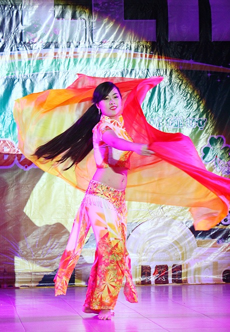 Ngô Hồng Nhung trình diễn belly dance