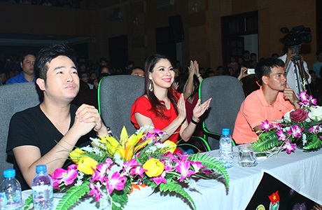 Ca sĩ Minh Quân và Thanh Thảo là hai giám khảo song hành cùng Xuân Bắc trong cuộc thi tài năng SV