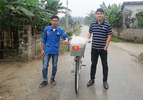 Chàng trai một mình đạp xe vượt 450km để viếng mộ Đại tướng - 3 Khiêm (bên trái) và một người bạn đã cho Khiêm tá túc qua đêm tại Thanh Hoá.