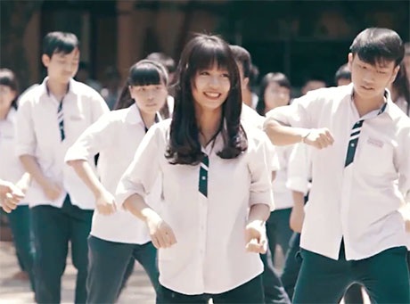 Hình ảnh trong clip Happy của học sinh THPT Trần Phú đăng trên Youtube
