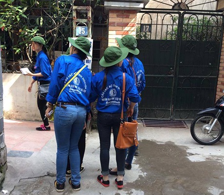 200 nhà trọ giá rẻ và miễn phí dành cho các sĩ tử thi ĐH Luật - 2 Các SV tình nguyện đi tìm nhà trọ giá rẻ và miễn phí giúp thí sinh