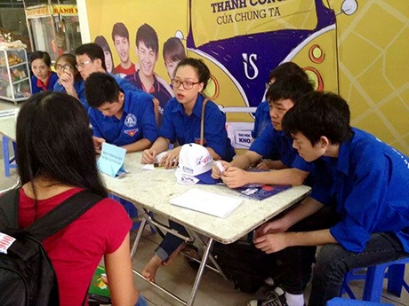 200 nhà trọ giá rẻ và miễn phí dành cho các sĩ tử thi ĐH Luật - 1 Bàn tư vấn, giúp đỡ thí sinh của các bạn SV tình nguyện ĐH Luật
