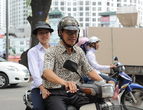 Phòng thi chỉ có 1 thí sinh! - 1 Khánh Linh được bố đưa đi thi. Mai Châm. (Ảnh: Mai Châm)