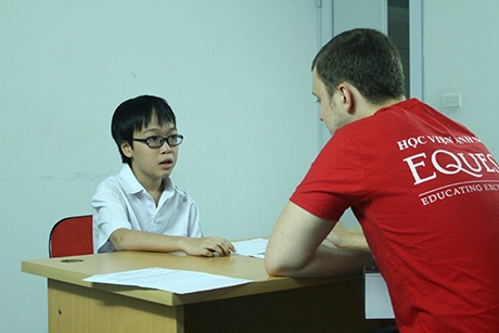 Thí sinh thể hiện tài năng trước các giáo viên người nước ngoài trong vòng 3 