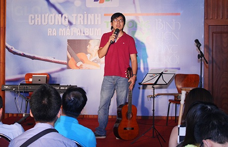 "GS. Cù Trọng Xoay" hát tỏ tình… giúp bạn - 1 Anh Đinh Tiến Dũng đã gắn bó với cây đàn ghi-ta hàng chục năm. Anh có chất giọng ấm áp trời phú