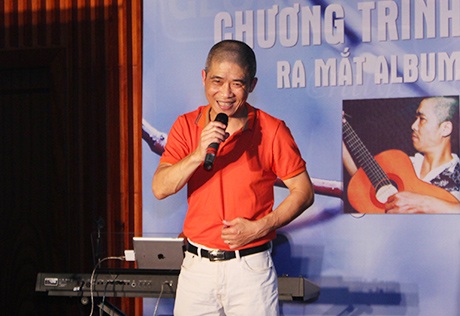 "GS. Cù Trọng Xoay" hát tỏ tình… giúp bạn - 2 Anh Đinh Tiến Dũng đã gắn bó với cây đàn ghi-ta hàng chục năm. Anh có chất giọng ấm áp trời phú