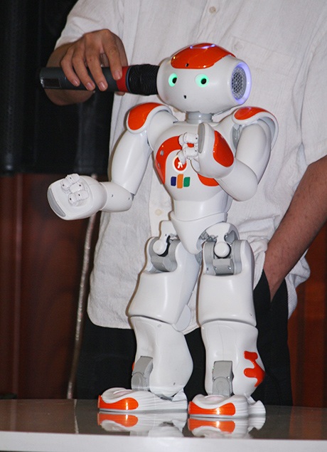 Chú robot smartoshin biểu diễn nhảy múa