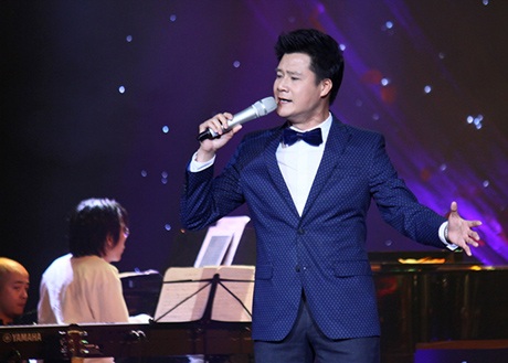 Quang Dũng là giọng ca quen thuộc của ca khúc Lá đổ một chiều do Đoàn Chuẩn sáng tác