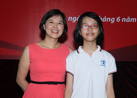 Mẹ của Minh Hiền (trái) và cô con gái giỏi tiếng Anh