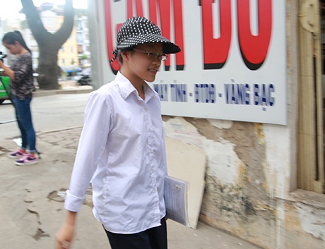 Phòng thi chỉ có 1 thí sinh! - 2 Khánh Linh được bố đưa đi thi. Mai Châm. (Ảnh: Mai Châm)