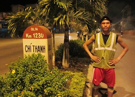Gặp chàng trai chạy bộ xuyên Việt trong... 35 ngày - 3 Dũng chạy cả đêm lẫn ngày để hoàn thành chuyến xuyên Việt trong 35 ngày