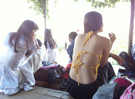 Những chiếc áo yếm khoe ra tấm lưng trần của thiếu nữ