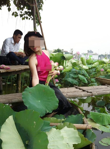 Nhức mắt hình ảnh thiếu nữ khoe thân phản cảm bên đầm sen