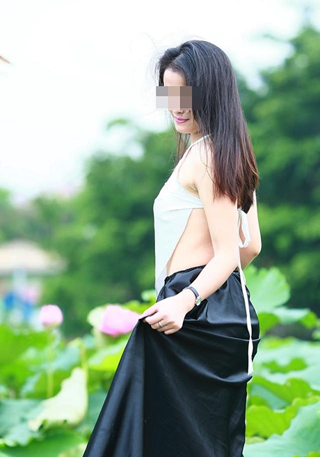 Những chiếc áo yếm khoe ra tấm lưng trần của thiếu nữ